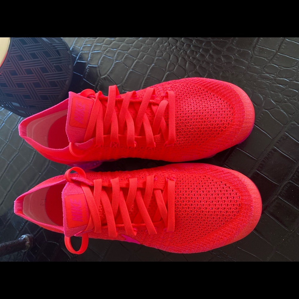 NEW Woman’s 7.5 Nike Air VaporMax Flyknit Hyper Punch / Punk Blast # 849557 - Picture 3 of 16